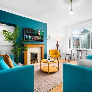 Holiday home Luxury 3 Bedroom House - Garden - Parking - Interior Designed - Netflix - Wifi - 52h, Birmingham